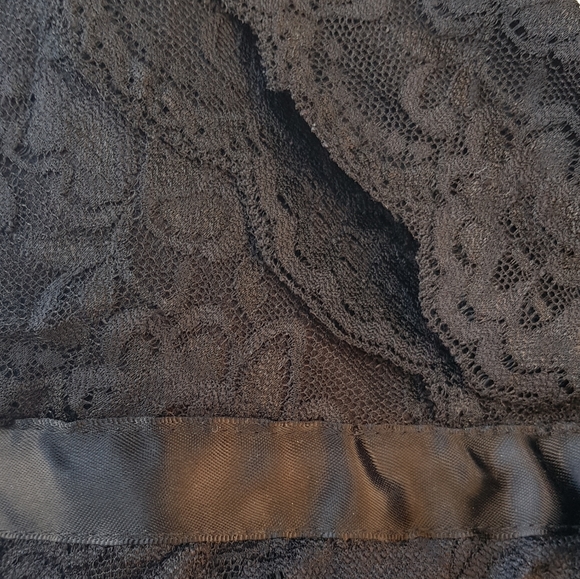 B. Smart Black Bodycon Lace Dress - Picture 4 of 4